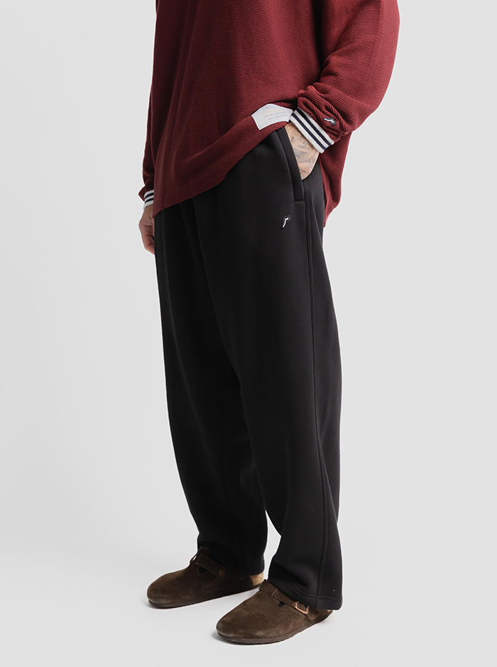 Straight Sweatpant in Court Black